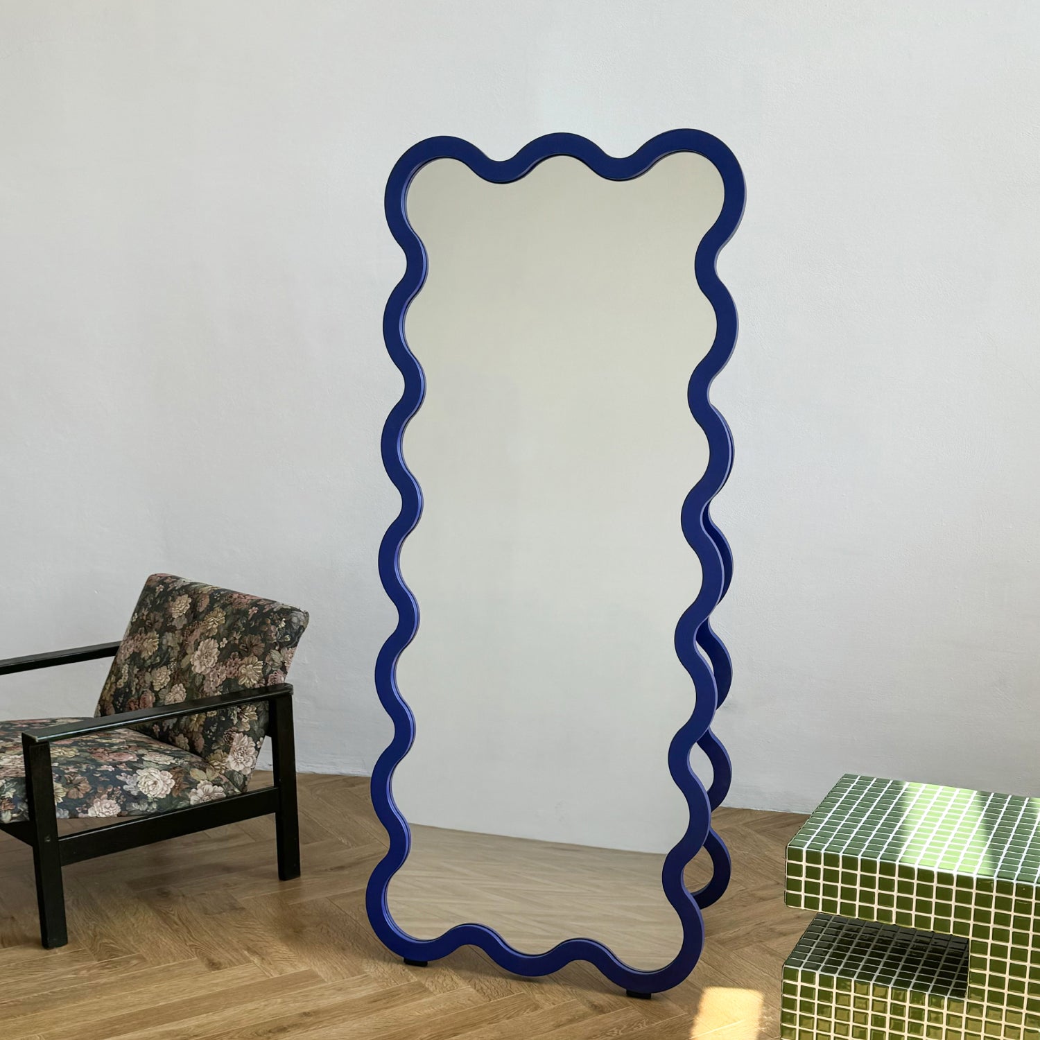 Hvyli Mirror 16 with Leg