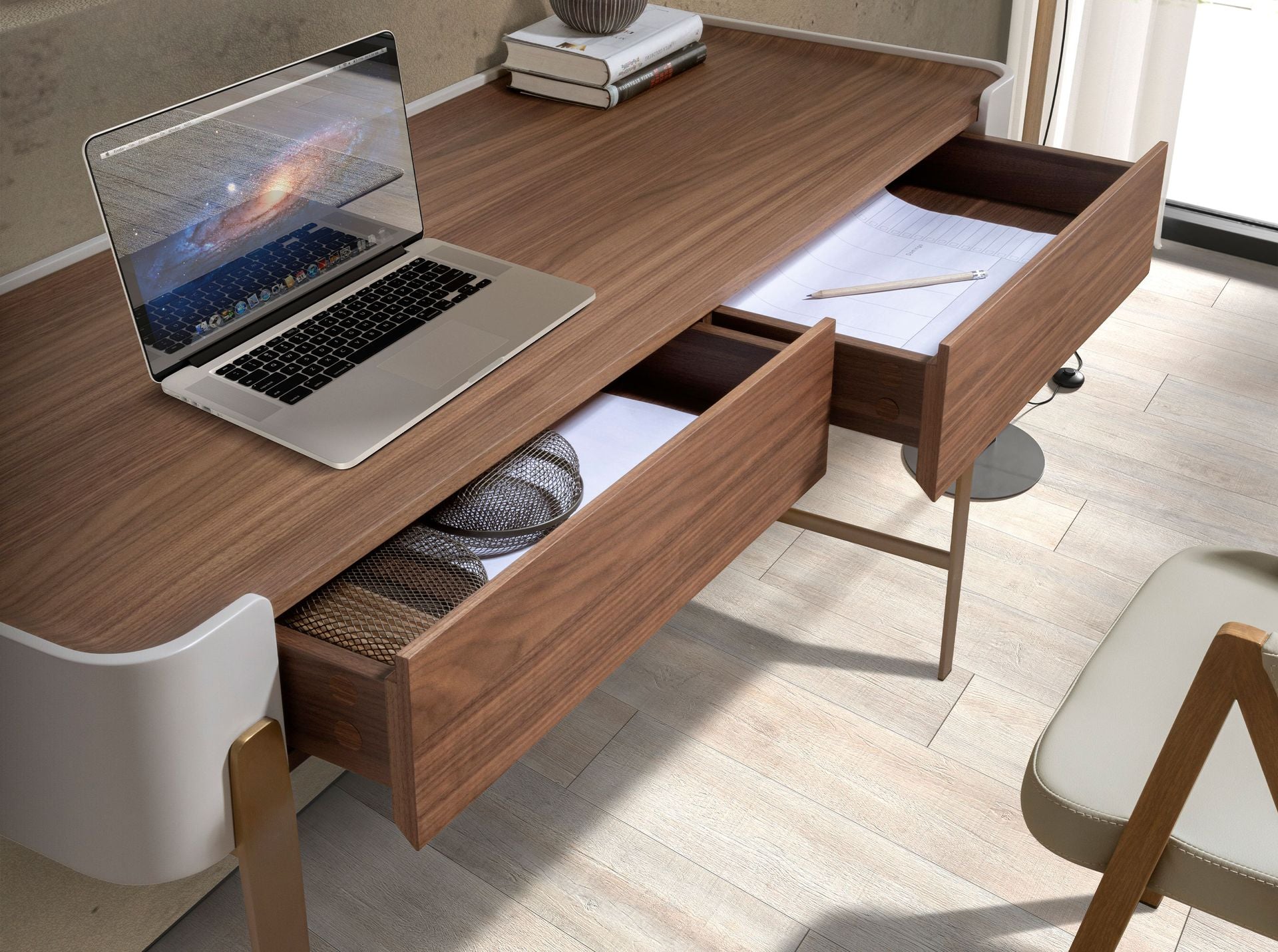 Desk in walnut